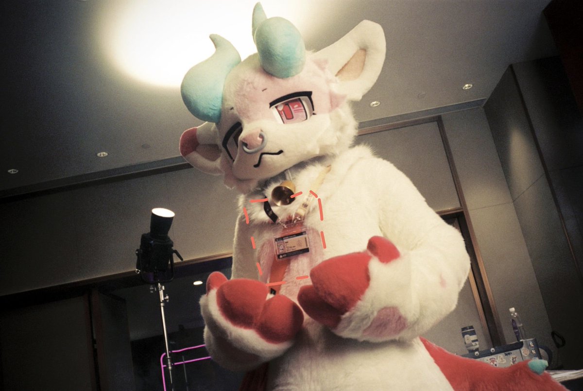 自助远集：请将设定放置在虚线框内并按下“合影”键
🪡： <a href="/SeijiOno2/">小野誠二</a>
📸： <a href="/jedi_sackr/">杰迪</a> 

#FursuitFriday