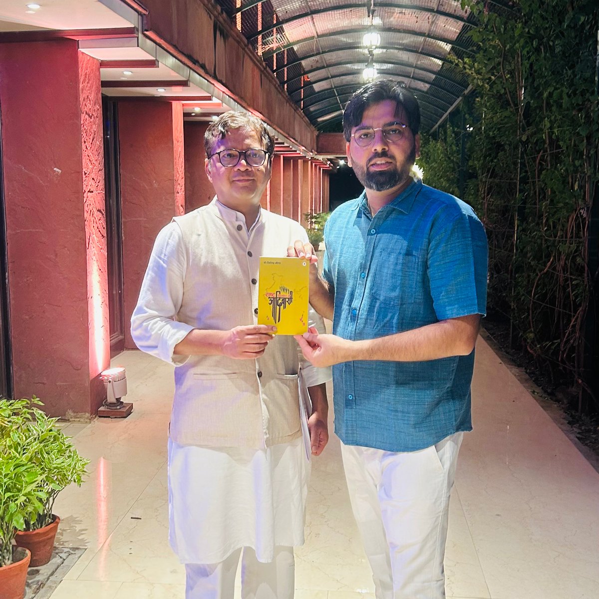 Dr Jitendra Meena (@jitendrameenadu) on Twitter photo उड़ीसा के कोरापुट से लोकसभा सांसद सप्तगिरी शंकर उलाका <a href="/saptagiriulaka/">Saptagiri Ulaka</a> जी लोकसभा के उन चुनिंदा सांसदों में से एक है जो पढ़ने के बेहद शौकीन है, आदिवासियों पर हो रहे अकादमिक कामों पर नजर बनाए हुए है। सरकारों द्वारा आदिवासी इतिहास के साथ हो रही छेड़खानी पर भी पैनी नजर रखते है। उड़ीसा के कोरापुट से लोकसभा सांसद सप्तगिरी शंकर उलाका <a href="/saptagiriulaka/">Saptagiri Ulaka</a> जी लोकसभा के उन चुनिंदा सांसदों में से एक है जो पढ़ने के बेहद शौकीन है, आदिवासियों पर हो रहे अकादमिक कामों पर नजर बनाए हुए है। सरकारों द्वारा आदिवासी इतिहास के साथ हो रही छेड़खानी पर भी पैनी नजर रखते है।