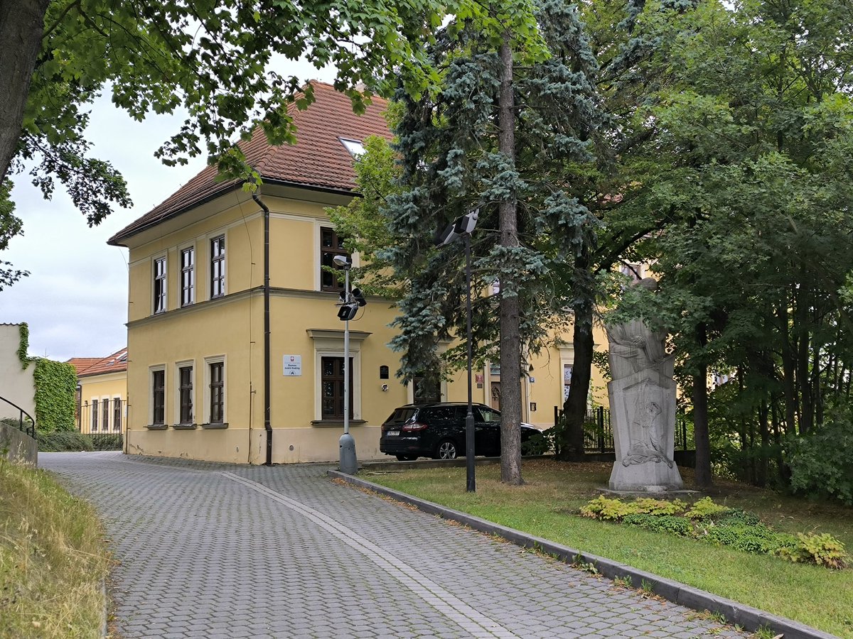 Pomník padlým mužům v 1. světové válce v pražské Liboci je pozoruhodný absencí jinak obvyklého sledu jmen. Prvorepublikový autor v umělém kameni zobrazil vdovu se dvěma sirotky, pod ní štít s reliéfem vojáka držícího zbraň. V 90.l. byla chátrající památka obnovena.
#PrazskeKameny