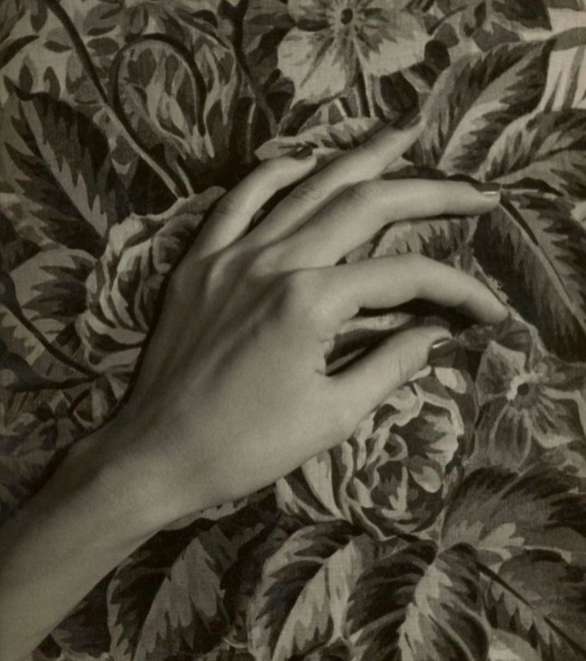 El que trabaja con sus manos es un trabajador manual, el que trabaja con sus manos y su cabeza es un artesano, pero el que trabaja con sus manos, cabeza y corazón es un artista. 

—Lous Nizer