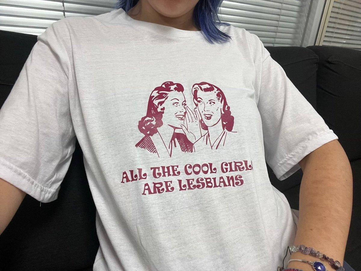 Sadece İstanbul Onur Yürüyüşüne katılmak istediği için 40 gündür tutuklu olan iki arkadaşımızın duruşmasına girmeye çalışan arkadaşlarımızdan biri, tshirtunde “lezbiyen” yazdığı için gözaltına alındı.