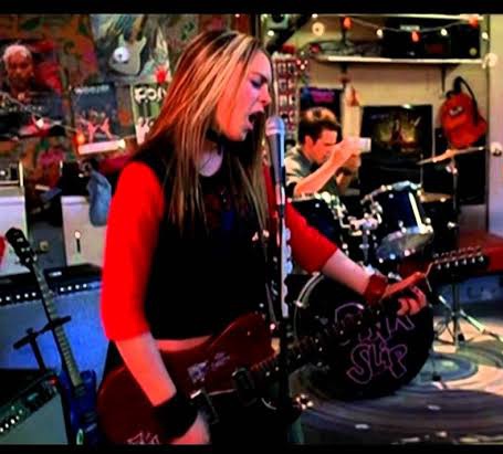 CenayangFilm's tweet photo. From remaja rock n roll to ibu-ibu rock n roll. 

Lindsay Lohan konsisten kerennya!! Take Me Away versi Pink Slip dewasa juga cool banget, bikin throwback ke zaman remaja 🥺

Buat kalian yang udah kangen nostalgia, buruan ke bioskop karena Disney’s “Freakier Friday” masih tayang! https://t.co/qmSs5tIWJS