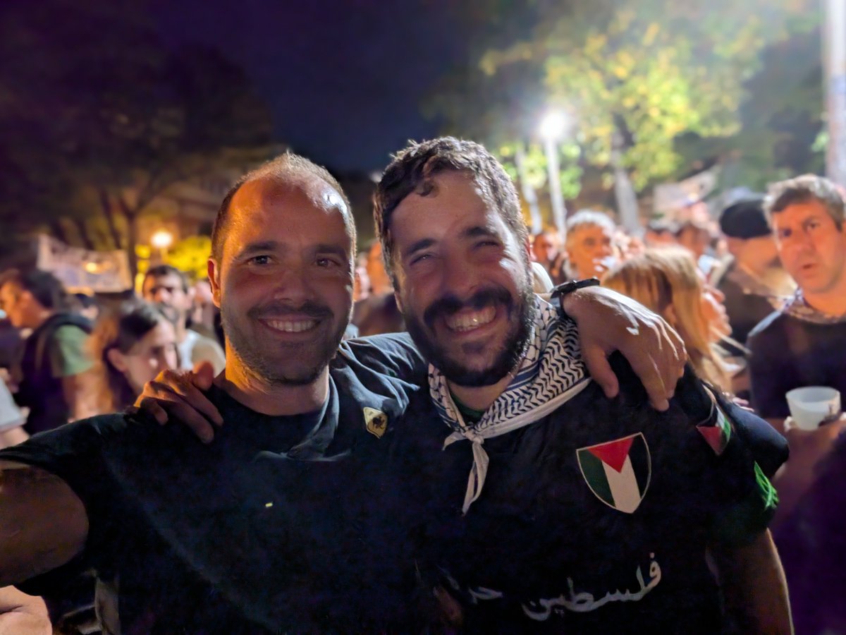 Nahiz eta holako jendekin topo egin, zoragarri atzo Ferminen kontzertun Gasteizen 🤭. <a href="/mi/">Yee</a>