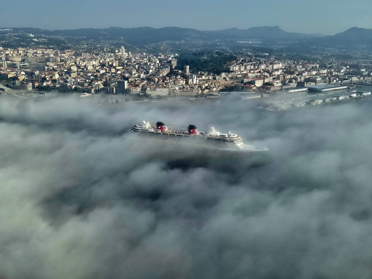 Gardacostas Galicia (@gardacostasgal) on Twitter photo 📸 viglImpresionante imaxe captada polo Pesca I na tarde de onte do cruceiro Disney, saíndo da ría de Vigo no medio dunha densa néboa. Marabillas do noso mar e do noso traballo! 📸 viglImpresionante imaxe captada polo Pesca I na tarde de onte do cruceiro Disney, saíndo da ría de Vigo no medio dunha densa néboa. Marabillas do noso mar e do noso traballo!
