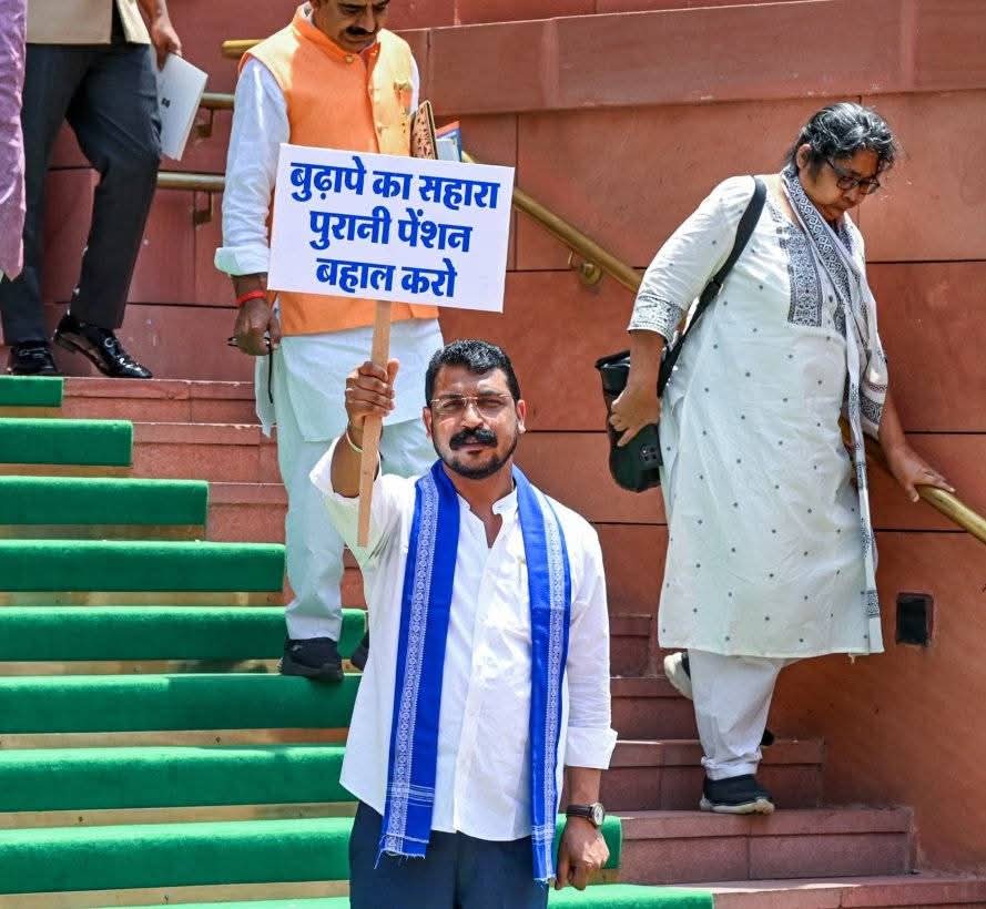 Deepak Kumar jatav (@deepak_jattav) on Twitter photo पुरानी पेंशन योजना के समर्थन में बड़े भाई चंद्रशेखर आजाद जी जमीन पर आंदोलन के माध्यम से लड़ाई लड़ रहे हैं। बहाल कराने के लिए देश के किसी ने ने इस सरकार की गलत नीति के खिलाफ नहीं बोला सड़क से लेकर संसद तक केवल एक नेता लड़ रहा है और वो है <a href="/BhimArmyChief/">Chandra Shekhar Aazad</a> जी पुरानी पेंशन योजना के समर्थन में बड़े भाई चंद्रशेखर आजाद जी जमीन पर आंदोलन के माध्यम से लड़ाई लड़ रहे हैं। बहाल कराने के लिए देश के किसी ने ने इस सरकार की गलत नीति के खिलाफ नहीं बोला सड़क से लेकर संसद तक केवल एक नेता लड़ रहा है और वो है <a href="/BhimArmyChief/">Chandra Shekhar Aazad</a> जी