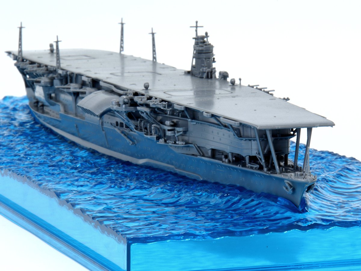 波シリーズの新規金型「赤城」用、製品版と同じ着色プラカラー版の試作品がこちら。

艦首が切り裂く海面と立ち上がる波
後方へ広がる艦首からの航跡波

完成後は飾るだけではなく、眺める楽しみが生まれる製品シリーズです

＊艦艇は特シリーズ「赤城」を一例に置いています