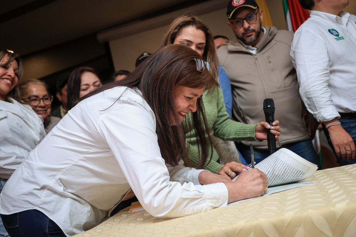 ¡Hoy comienza el cumplimiento de los acuerdos 💪🏻💪🏻💪🏻!

Desde Paipa, firmamos los primeros 15 contratos de formalización minera, que garantizan más de 1.200 empleos directos y más de 5.000 indirectos para mi gente, mis vecinos, mis paisanos de la provincia de Valderrama.

Son los