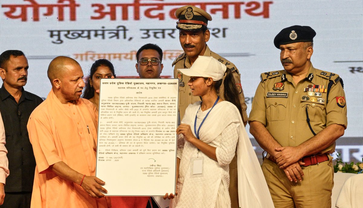 RakshamaniShah's tweet photo. UPP Assistant Radio Operator भर्ती 2022
📜 3 अगस्त को माननीय CM जी से joining letter मिला
 11 अगस्त से ट्रेनिंग शुरू होनी थी,
📢 7 अगस्त को नोटिस आया,
अब ट्रेनिंग अक्टूबर अंत में होगी। 3 साल से इंतज़ार
हमारी उम्मीदों के साथ ऐसे खिलवाड़ क्यों?
@dgpup
 @CMOfficeUP
 @myogiadityanath https://t.co/paHj2HQo8R