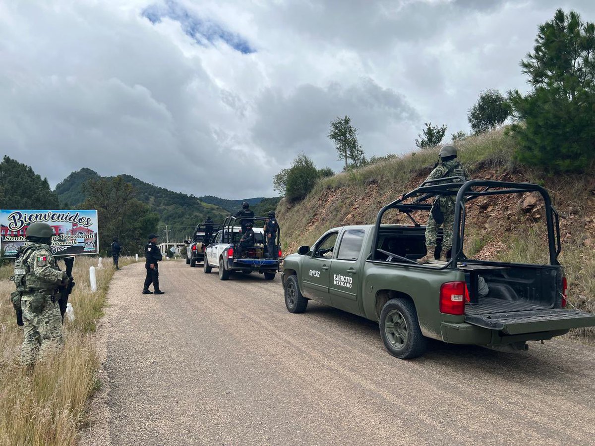 jesusromerooax's tweet photo. Gracias al diálogo que hemos impulsado desde nuestro eje de #PazTerritorial 🕊 y a la voluntad política del Gobernador @salomonj, estamos avanzando en el proceso de conciliación territorial entre el municipio de San Juan Mixtepec y la comunidad de Santo Domingo Yosoñama perteneciente a San Juan Ñumí.

Como parte de los acuerdos para avanzar en la ruta de pacificación y previo al inicio de los trabajos técnicos por parte de la Junta de Conciliación Agraria, se llevan a cabo recorridos de seguridad en la zona de conflicto por parte de la Policía Estatal, @Defensamx1 y la @GN_MEXICO_.