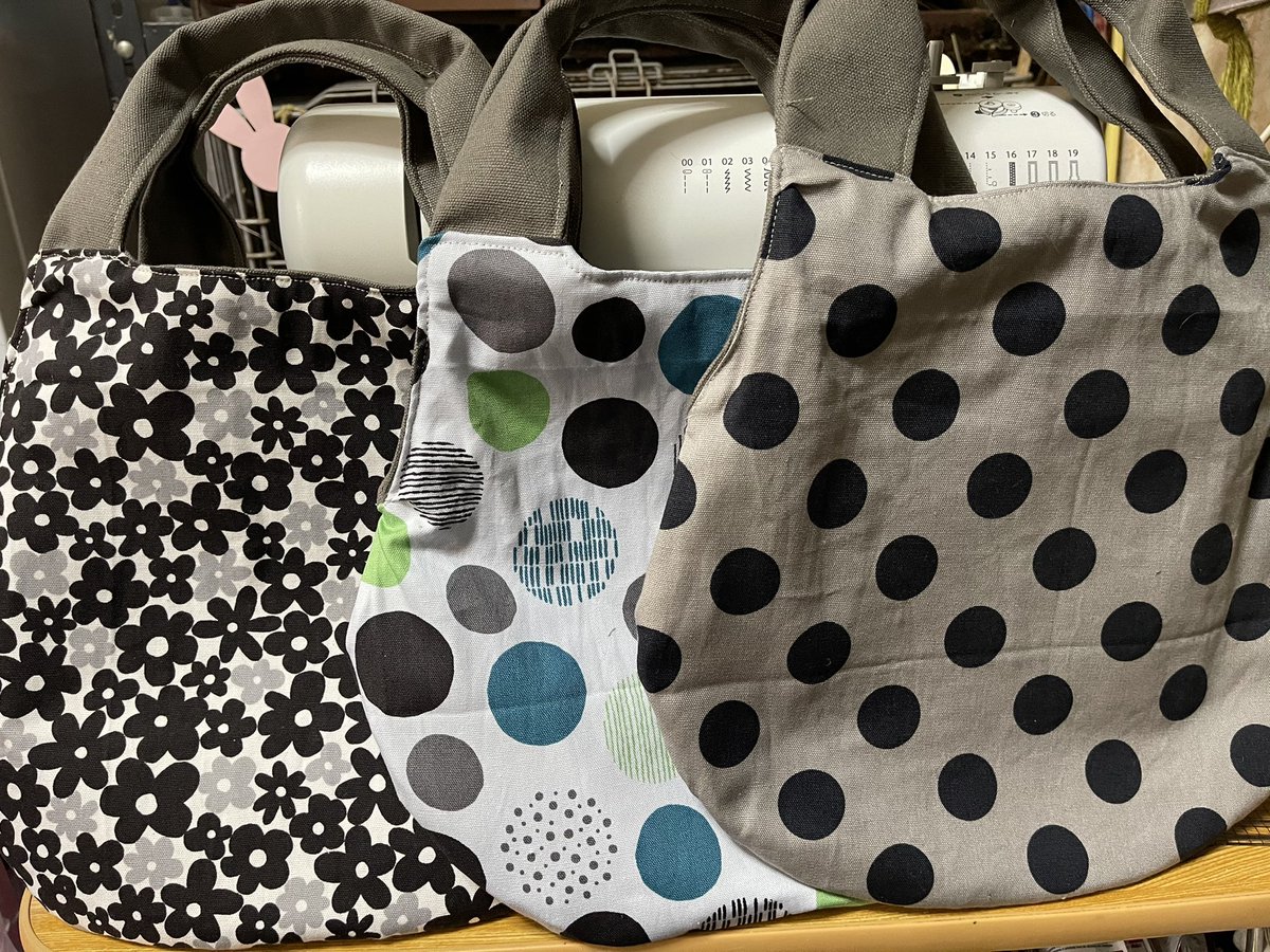 お待たせ致しました🙇‍♀️
しずく型バック完成です♪
発送準備致しますね〜🎁