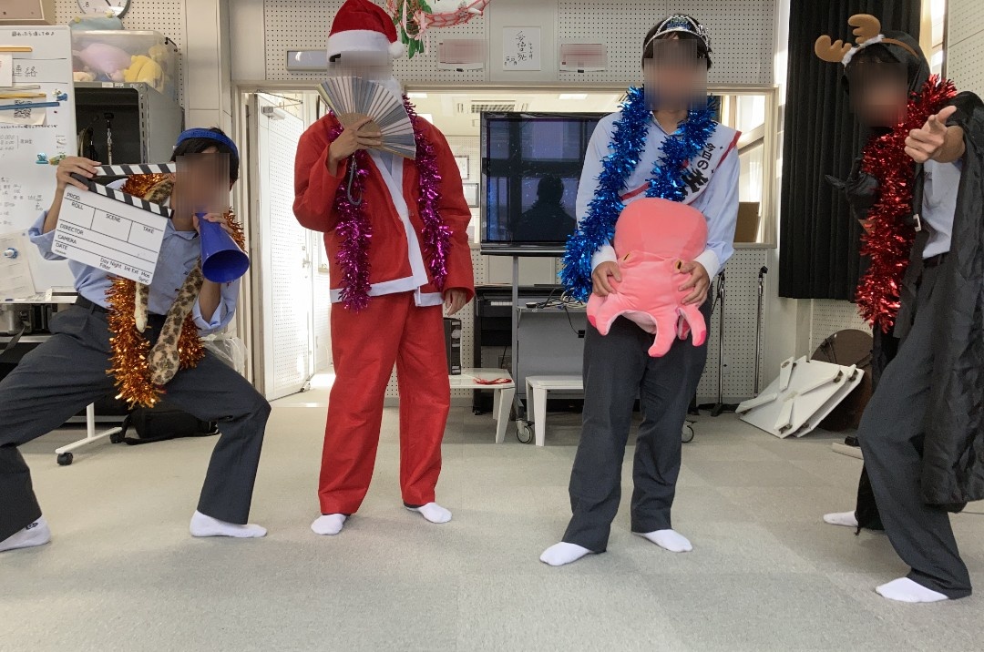 『昨日は中学生1日体験入学がありました‼️
放送部は全ての教室のテレビに映像を写したり、生中継をしたり...大忙しの1日なのです！！
3年生引退後8人体制となった今、この夏の大仕事を無事終えることができて一安心😌
中学生の皆さん！浜市に入学したあかつきにはぜひ放送部へ‼️‼️🙇🏻‍♀️🙇🏻‍♀️🙇🏻‍♀️』