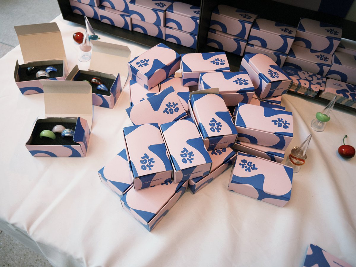 代官山蔦屋書店でやっているTOKYO LOLLIPOPのフェア行ってきました！

海外の観光客ぽい方々が凄い見てた！！
あえてかもだけど日本の芸術や伝統芸能の本の近くに展示してあって、文化が受け継がれてるのを感じれて素敵だった！
深い青と淡いピンクのカラーも凄く本にマッチしてた！！
＠ppfumiko