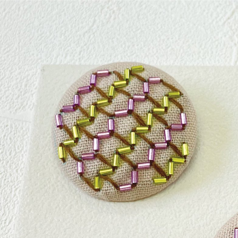 info_clover's tweet image. .オンラインレッスンに関するお知らせ📝

8月21日(木)
［ビーズ刺し子ステッチアイデア］（誠文堂新光社）の著者である米永真由美先生を講師にお招きし『ビーズ刺し子』のオンラインレッスンを開催することになりました✨

今回のレッスンでは
『ビーズ刺し子のブローチ』材料キットの…