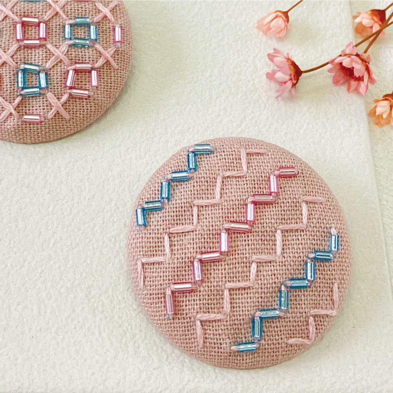 info_clover's tweet image. .オンラインレッスンに関するお知らせ📝

8月21日(木)
［ビーズ刺し子ステッチアイデア］（誠文堂新光社）の著者である米永真由美先生を講師にお招きし『ビーズ刺し子』のオンラインレッスンを開催することになりました✨

今回のレッスンでは
『ビーズ刺し子のブローチ』材料キットの…