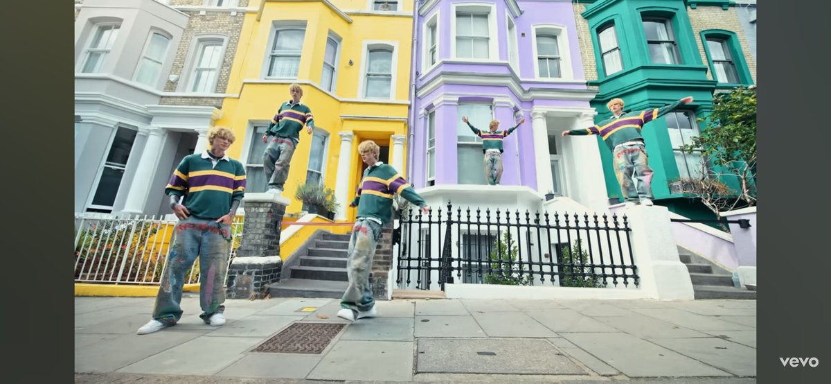 MGKSpain's tweet photo. 'outlaw overture' music video was recorded in London, Cleveland and New York 

El nuevo videoclip ha sido grabado en Londres, Cleveland y Nueva York https://t.co/Htc598kpeW