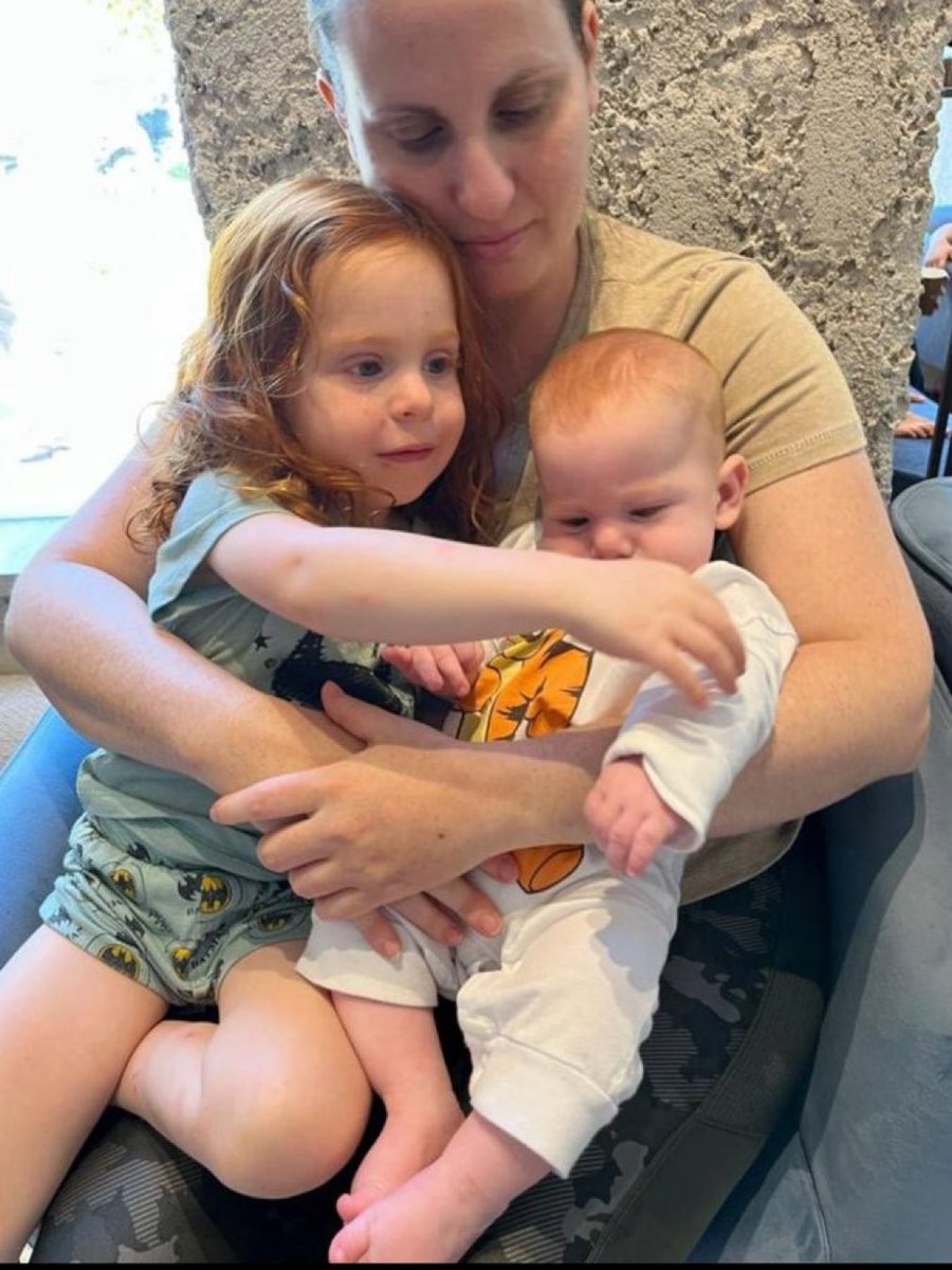 Le 7 Octobre 2023 Shiri Ariel et Kfir ont été kidnappés par les terroristes sanguinaires du Hamas et de ses alliés criminels puis ils ont été assassinés sauvagement dans la bande de Gaza. 
Nous n’oublierons jamais leurs doux et beaux visages et nous continuerons jusqu’àu retour