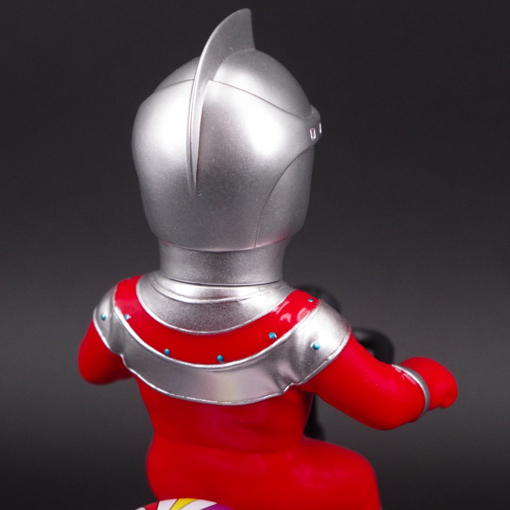 hakaba_gallery's tweet photo. ★商品情報★
Kaiju Oneよりアイアンキング三輪車がオンラインストアで発売中!
精悍なマスクやメカニカルなボディといったポイントをシャープに造形。
#アイアンキング #ソフビ #kaijuone #ironking #sofubi
https://t.co/KmVIzY7Nrz https://t.co/CiOTwtNv7f