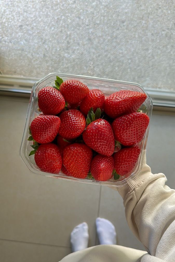 heart_jpg's tweet image. fresh strawberries 🍓