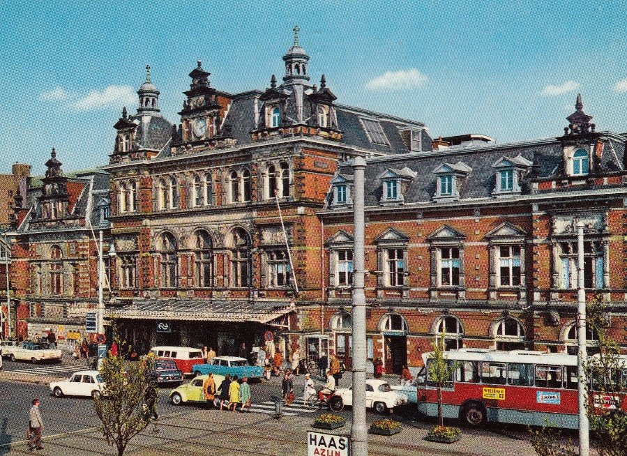 Vandaag in 1837 werd de  Hollandsche IJzeren Spoorweg-Maatschappij opgericht. 

De naam van deze maatschappij leeft voort in het station Den Haag Hollands Spoor (HS). Het gebouw werd eind negentiende eeuw gebouw als visitekaartje van de HIJSM. Architect: Dirk Margadant.