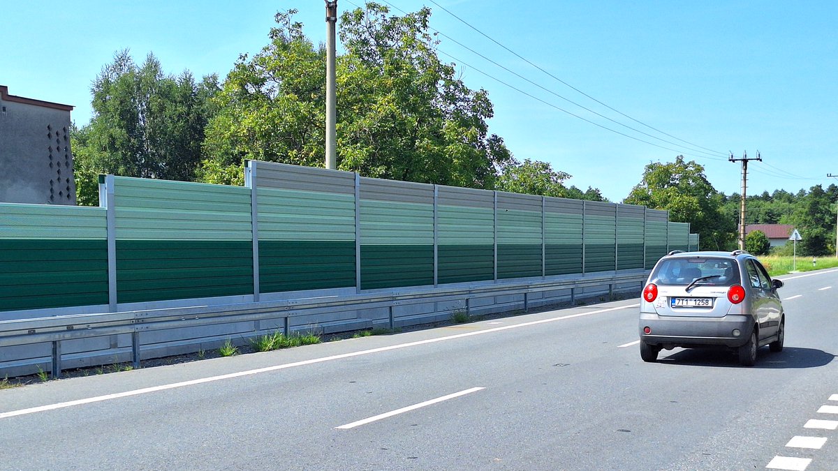 Podařilo se odhlučnění provozu přes Dolní Lutyni. Přibližně za 27,7 milionu Kč jsem v okolí silnice I/67 postavili 10 nových protihlukových stěn (km 22,4 – 25,6). Práce skončily a tímto řidičům děkujeme za trpělivost během čekání u semaforů, celý úsek už je průjezdný bez omezení.