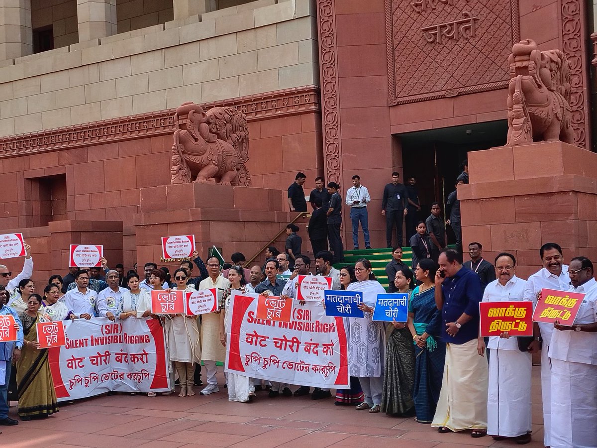 Stop #VoteChori.
चुनाव चोर गद्दी छोड़!
Election Thieves, Quit Office!
INDIA MPs demonstrate in Parliament campus against electoral fraud and #SIR.