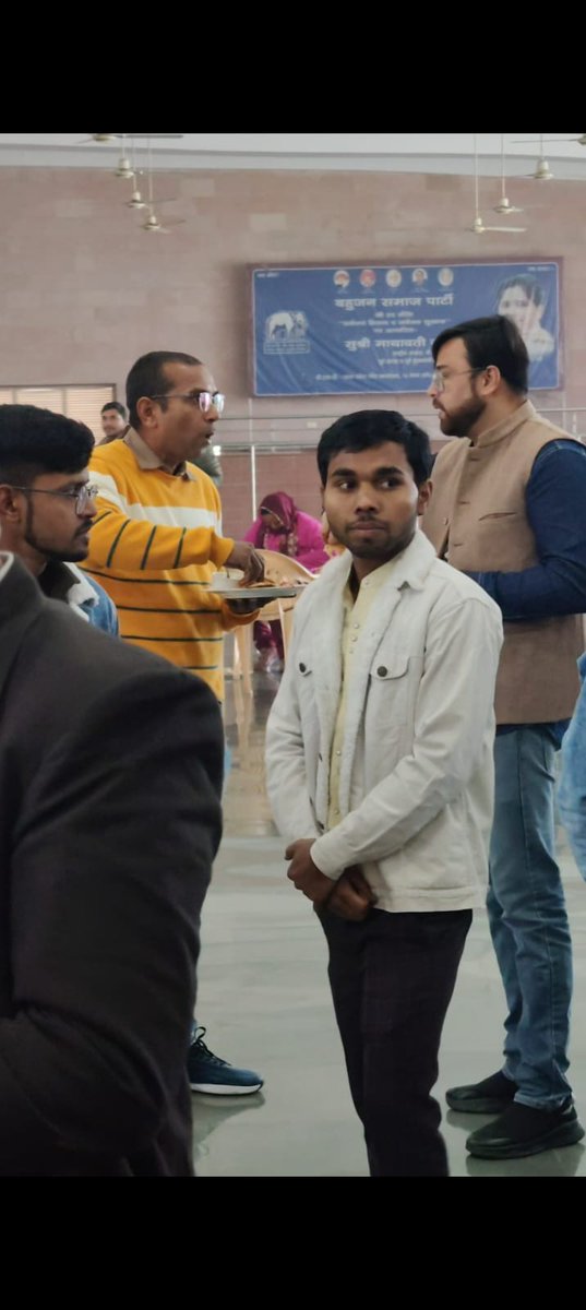 Ratan Ranjan (@ratanranjan_) on Twitter photo कल भाजपा की रैली में पूरी सब्जी खाया आज बसपा की रैली में पूरी सब्जी खा रहा <a href="/AnilYadavmedia1/">ANIL</a> कांग्रेस और राजद वालों का रैली कब है पता करो। कल भाजपा की रैली में पूरी सब्जी खाया आज बसपा की रैली में पूरी सब्जी खा रहा <a href="/AnilYadavmedia1/">ANIL</a> कांग्रेस और राजद वालों का रैली कब है पता करो।