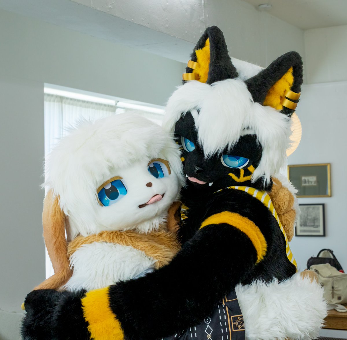 #FursuitFriday #Anue

털 색은 달라두 눈 색은 같아!

🤍🤎: <a href="/kuby_fur/">kuby/쿠비</a>