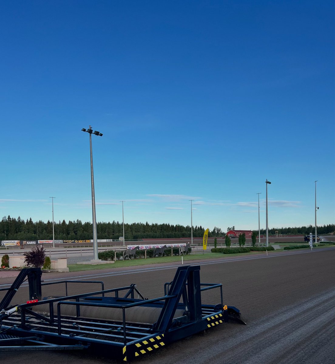 PowerParkin Ravirata (@powerparkravit) on Twitter photo Ratainfo:
Ennusteen mukaan ravit ajetaan poutaisessa säässä ☀️Rataa on kasteltu ahkerasti luonnon toimesta ja eilisestä asti mies voimin. Elokuiset ravit saadaan ajaa ok kesäradalla. Ravit alkavat klo 17:00. Tänään pelataan T4 lähtöihin 6-9 ja Troikka lähtöön
<a href="/totopelit/">Toto-pelit</a> #ravit Ratainfo:
Ennusteen mukaan ravit ajetaan poutaisessa säässä ☀️Rataa on kasteltu ahkerasti luonnon toimesta ja eilisestä asti mies voimin. Elokuiset ravit saadaan ajaa ok kesäradalla. Ravit alkavat klo 17:00. Tänään pelataan T4 lähtöihin 6-9 ja Troikka lähtöön
<a href="/totopelit/">Toto-pelit</a> #ravit