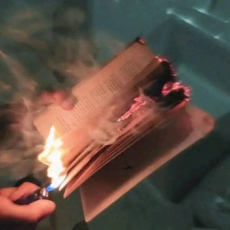 "وفجأة تأتيك الجرأة ، 
لتحرق الصفحة..
التي كنت تخشى طيّها 🥀