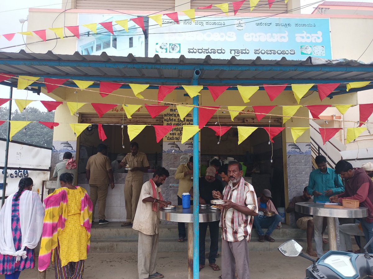 Panchayat Raj Commissionerate - Karnataka (@commrpr) on Twitter photo ಬಡವರು, ಕೂಲಿ ಕಾರ್ಮಿಕರಿಗೆ ಮತ್ತು ನಿರ್ಗತಿಕರಿಗೆ ʼಪಂಚಾಯತಿ ಊಟದ ಮನೆʼ ಎಂಬ ಹೊಸ ಯೋಜನೆಯನ್ನು ಆನೇಕಲ್ ತಾಲ್ಲೂಕಿನ ಮರಸೂರು ಗ್ರಾಮ ಪಂಚಾಯತಿ ವತಿಯಿಂದ ಪ್ರಾರಂಭಿಸಲಾಗಿದೆ. ʼಪಂಚಾಯತಿ ಊಟದ ಮನೆʼಯಲ್ಲಿ ಬೆಳಗ್ಗಿನ ಉಪಾಹಾರ ಮತ್ತು ಮಧ್ಯಾಹ್ನದ ಊಟಕ್ಕೆ 10 ರೂಪಾಯಿ ದರದಲ್ಲಿ ನೀಡಲಾಗುತ್ತಿದೆ.
<a href="/PriyankKharge/">Priyank Kharge / ಪ್ರಿಯಾಂಕ್ ಖರ್ಗೆ</a> <a href="/readingkafka/">Uma Mahadevan Dasgupta</a> <a href="/rdprgok/">RDPR - Government of Karnataka</a> ಬಡವರು, ಕೂಲಿ ಕಾರ್ಮಿಕರಿಗೆ ಮತ್ತು ನಿರ್ಗತಿಕರಿಗೆ ʼಪಂಚಾಯತಿ ಊಟದ ಮನೆʼ ಎಂಬ ಹೊಸ ಯೋಜನೆಯನ್ನು ಆನೇಕಲ್ ತಾಲ್ಲೂಕಿನ ಮರಸೂರು ಗ್ರಾಮ ಪಂಚಾಯತಿ ವತಿಯಿಂದ ಪ್ರಾರಂಭಿಸಲಾಗಿದೆ. ʼಪಂಚಾಯತಿ ಊಟದ ಮನೆʼಯಲ್ಲಿ ಬೆಳಗ್ಗಿನ ಉಪಾಹಾರ ಮತ್ತು ಮಧ್ಯಾಹ್ನದ ಊಟಕ್ಕೆ 10 ರೂಪಾಯಿ ದರದಲ್ಲಿ ನೀಡಲಾಗುತ್ತಿದೆ.
<a href="/PriyankKharge/">Priyank Kharge / ಪ್ರಿಯಾಂಕ್ ಖರ್ಗೆ</a> <a href="/readingkafka/">Uma Mahadevan Dasgupta</a> <a href="/rdprgok/">RDPR - Government of Karnataka</a>