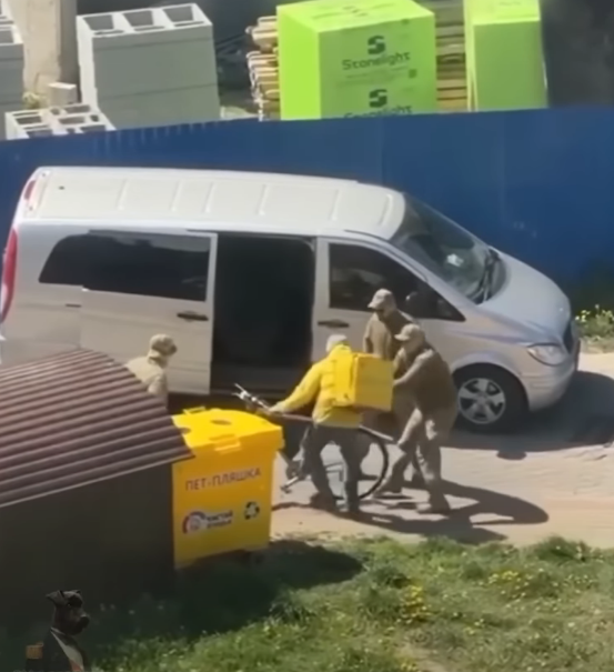 BlueAustria's tweet photo. Wenn UKR Soldaten Pizza bestellen und gleich den Lieferanten einkassieren. Leider traurige Realität, aber die westlichen #BanderaFans stört das nicht. https://t.co/gxGCWRgvSA