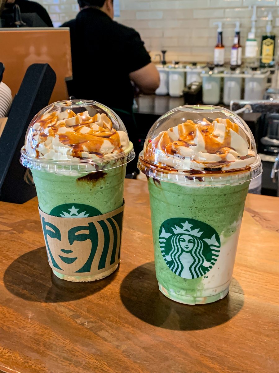 วันนี้ตาบัค 1 แถม 1 ค้าบเอื้อย~~ ไปลองเมูใหม่ Warabi mochi pure matcha cream frappuccino🍵✨ กว่าจะอ่านจบเหมือนร่ายเวทย์ แต่อร่อยให้อภัย มัทฉะนัวมาก ข้างล่างจะมีผงถั่วคินาโกะ วาราบิโมจิชิ้นจิ๋วหนุบๆกับวิปคุโรมิสึหอมมัน เข้ากันมาก🫶🏻 แนะนำสั่งหวาน 1 ปั๊มพอคับ เพราะซอสเค้าหวานอยู่ละ