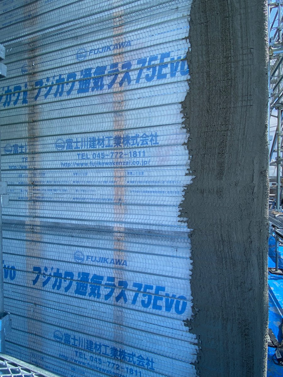 引続きの厳しい暑さ
外壁左官工事が開始🥵

富士川建材工業さんの
毎回使用の75Evoが良き😌

#企業公式が毎朝地元の天気を言い合う 
おつかれさまです。
#企業公式がお疲れ様を言い合う