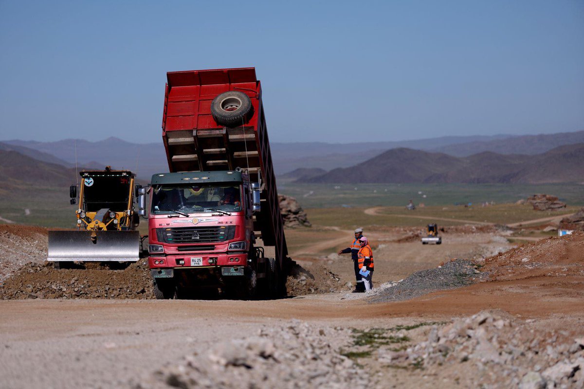 Ерөнхий сайд Г.Занданшатар замын бүтээн байгуулалтын томоохон төслүүдийн явцтай газар дээр нь танилцах ажил үргэлжилсээр байна
📌Манай улсын аялал жуулчлалын гол маршрутын нэг болох Баянхонгор-Шаргалжуут чиглэлд тавьж буй хатуу хучилттай авто замын бүтээн байгуулалтын ажилтай