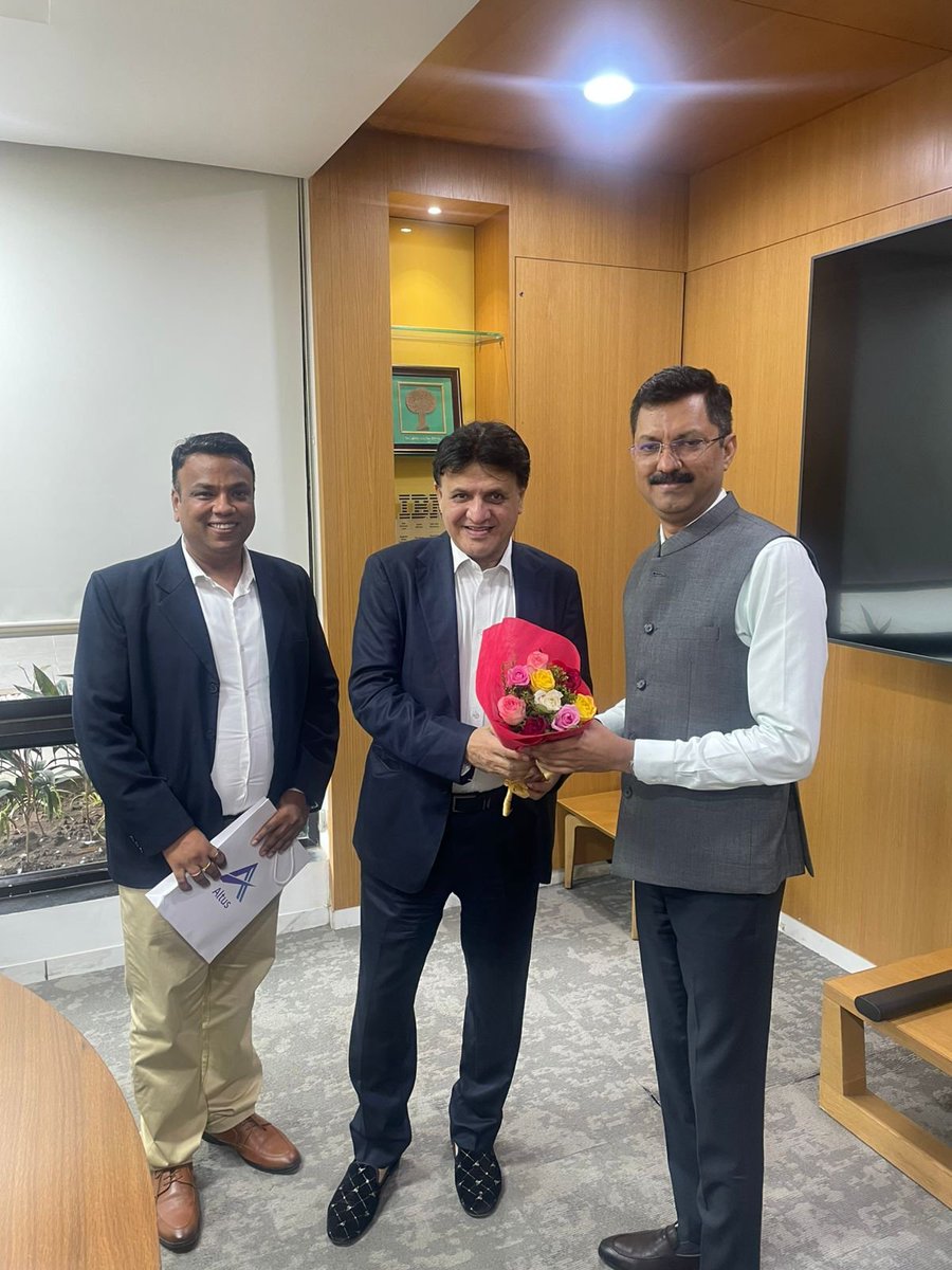 GIFTCity_'s tweet image. Gaurav Arora, Founder &amp;amp; Chairman, Jaypee Capital Services IFSC Pvt Ltd Group, &amp;amp; Nitesh Jaiswal, CEO, Jaypee Capital IFSC, met Sanjay Kaul, MD &amp;amp; CEO, #GIFTCity, to discuss their vision to establish the world’s largest trading arcade at GIFT IFSC—positioning it as a hub for global…