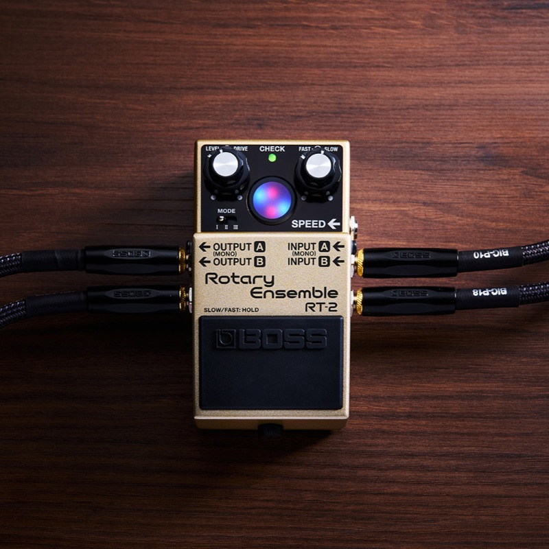 BOSS_jpn's tweet photo. 【RT-2 Rotary Ensemble本日発売!】
RT-2は、ヴィンテージ・ロータリー・スピーカーのサウンドを備えたコンパクト・ペダルです。ロータリー・スピーカーにより生み出される特徴的な揺れと豊かな空間的な広がりを細部にまで再現しています。
#BOSS_jpn #RT2 #BOSS新製品