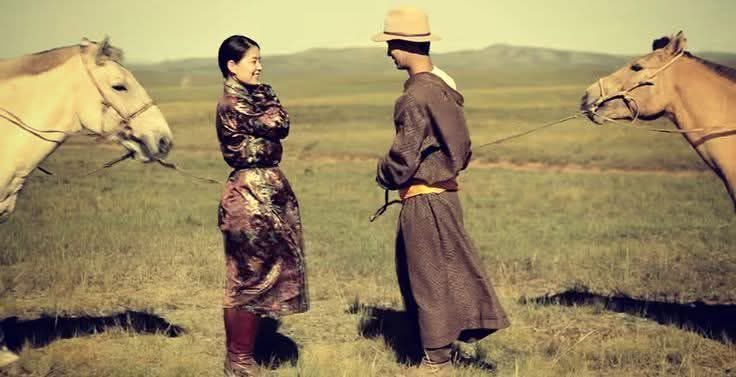 Амьдрал хэвийн л үргэлжилж их сургуулиа ч төгслөө. Найз охиноосоо ч саллаа. Ажилд ороод давхар хэл сураад их л завгүй хүн. Хамгийн хачирхалтай нь зүрхний мухарт Маралмаа байсаар л байсан. Ээж болчихсон хөөрхөн зогсож байгаа даа, нөхөр нь ямар хүн бол? гээд л хаа нэг кофе уух