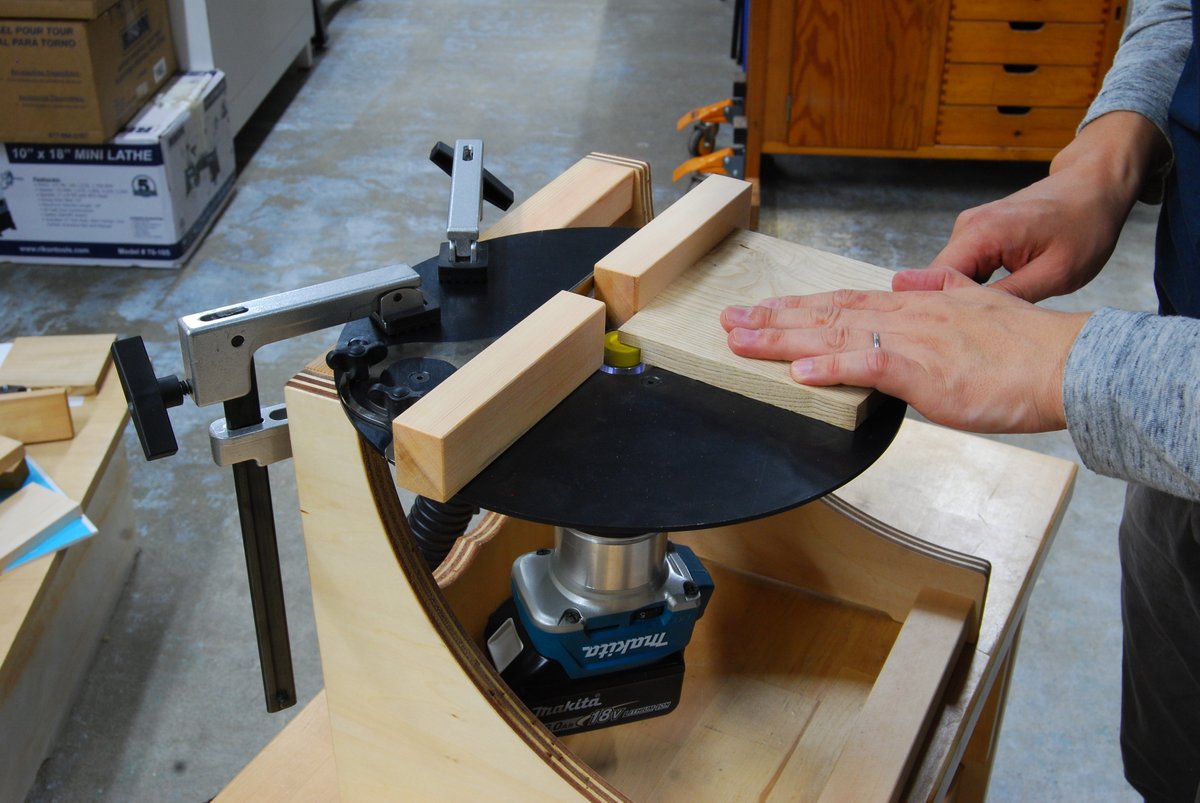 bitmotrouterbit's tweet image. BTMTルータービット「B21-04 刃径18mm ミックス4枚刃「大入れ＆プレナー」ビット 6mm軸」で段欠き加工。
btmt.jp/SHOP/B21-04.ht…
使用しているトリマーテーブルは「KGII トリマーテーブル『おとりやす』」
off.co.jp/item/T_0096.ht…
（BTMTの姉妹店オフの店WebShopで販売しています）