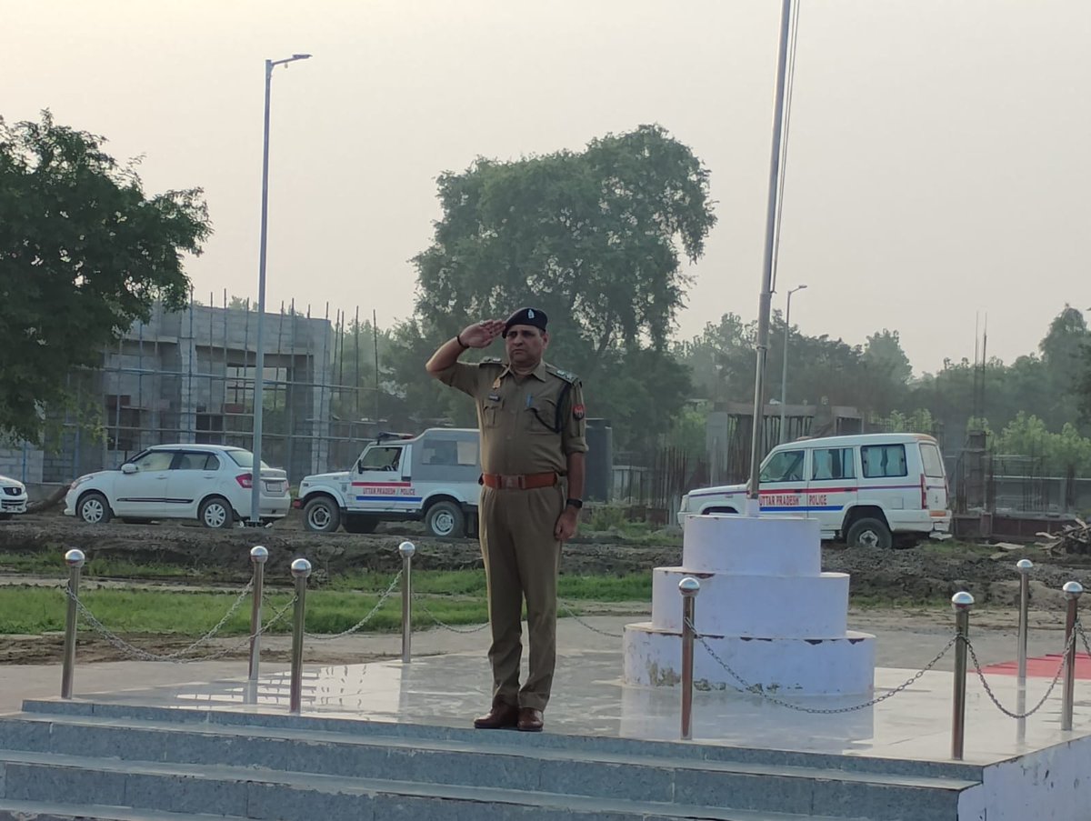 AspShamli's tweet photo. आज दिनांक 08.08.25 को #ASPSHAMLI  श्री संतोष कुमार सिंह द्वारा शुक्रवार की परेड के दौरान पुलिस लाईन शामली का निरीक्षण कर,सम्बन्धित को आवश्यक दिशा-निर्देश दिये गये । @adgzonemeerut @digsaharanpur @PoliceShamli https://t.co/DFePBNOfLx