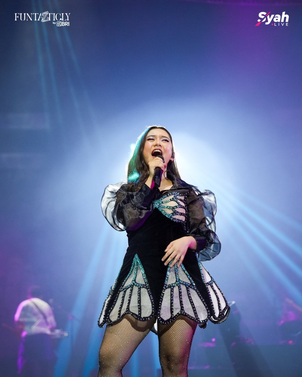 syahlive's tweet photo. Gak cuma nyanyi, Ziva own the stage! 💃🎤
Suaranya power banget, stage presence-nya luar biasa, dengan energi nya yang 300% !!

#Syahlive #BRI #FUNTAZTICLY #BRImoMudahSerbaBisa https://t.co/mbnvmEEosU