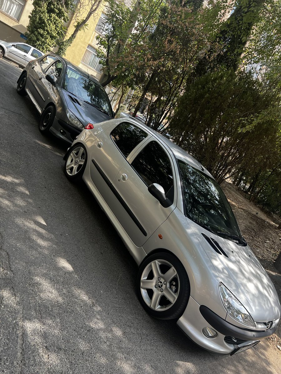 از تهران به فرانسه🇫🇷
من پای عشقم به پژو وایسادم🙋🏻‍♂️
جفت پسرام تو یه قاب♥️🥹