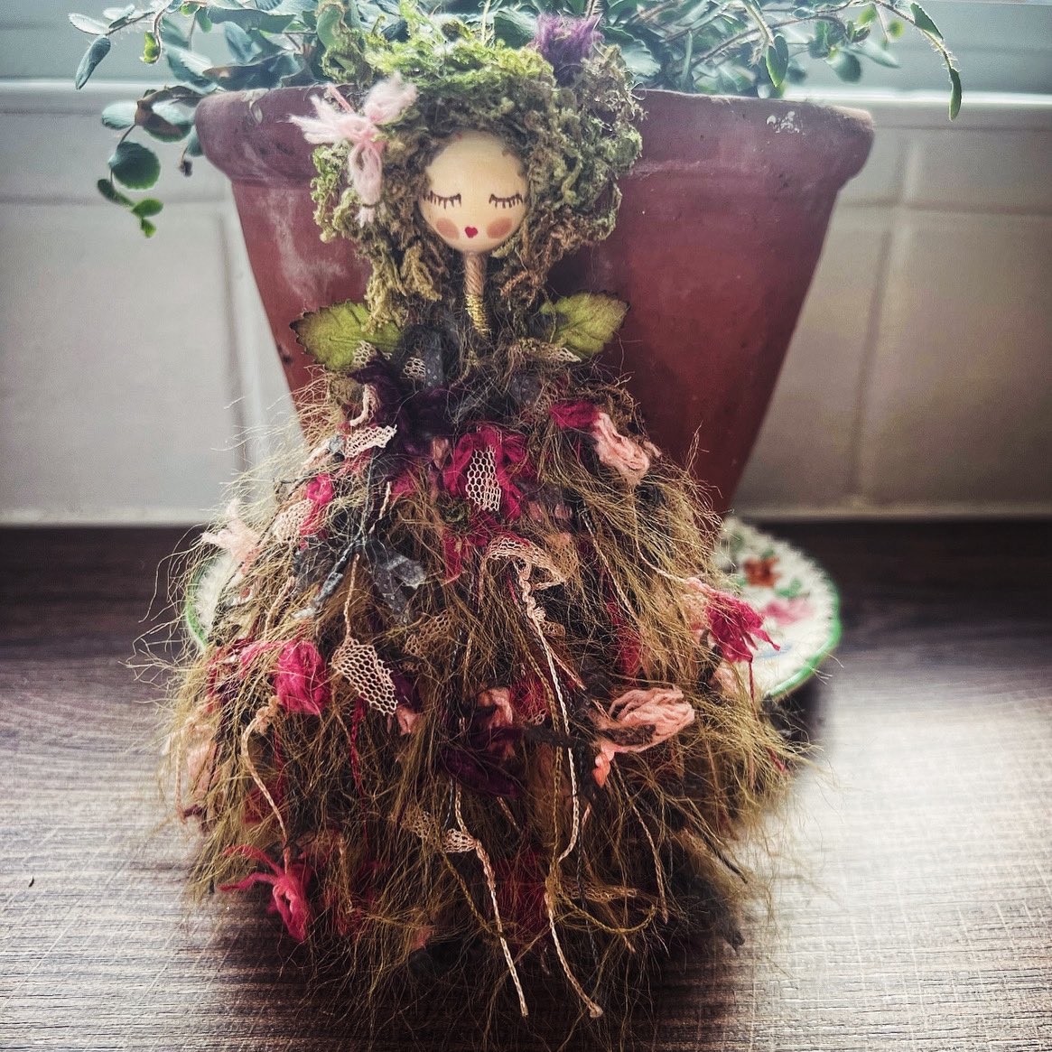 Fiver Friday ✨ Mossy Molly
Woodland fairies spend their days dancing amongst the trees and talking to the wild flowers, but more importantly they are protectors of nature. 🌳 

wildwillowfairies.co.uk

#EarlyBiz #MHHSBD #FiverFriday