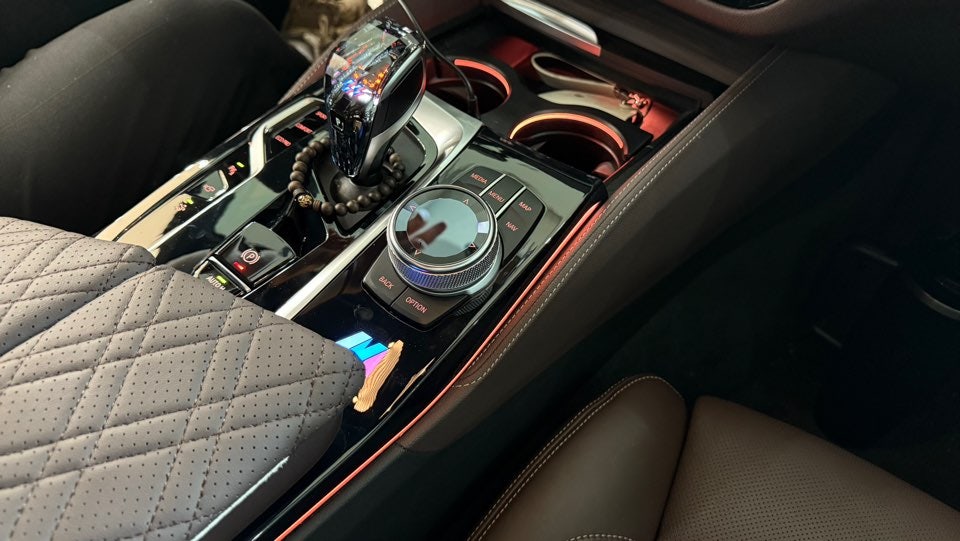 TeamMeine's tweet image. 안녕하세요 팀메인입니다
오늘은 BMW 6GT G32
기어패널 엠비언트
크리스탈기어봉세트 교체
튜닝을 진행 했습니다

010-3593-9654
경기도 김포시 양촌읍 황금1로 248
월-토 10시-20시 영업

#6GT #G32