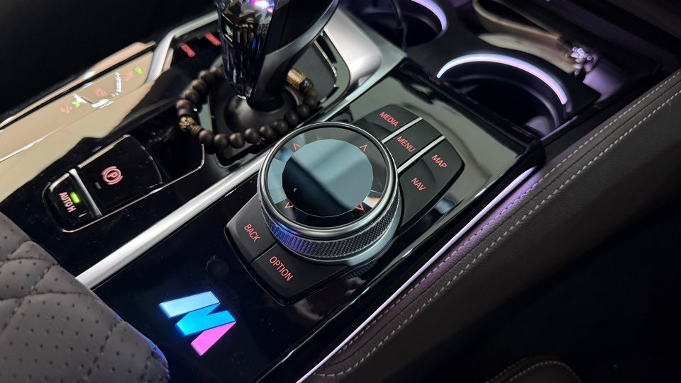 TeamMeine's tweet image. 안녕하세요 팀메인입니다
오늘은 BMW 6GT G32
기어패널 엠비언트
크리스탈기어봉세트 교체
튜닝을 진행 했습니다

010-3593-9654
경기도 김포시 양촌읍 황금1로 248
월-토 10시-20시 영업

#6GT #G32