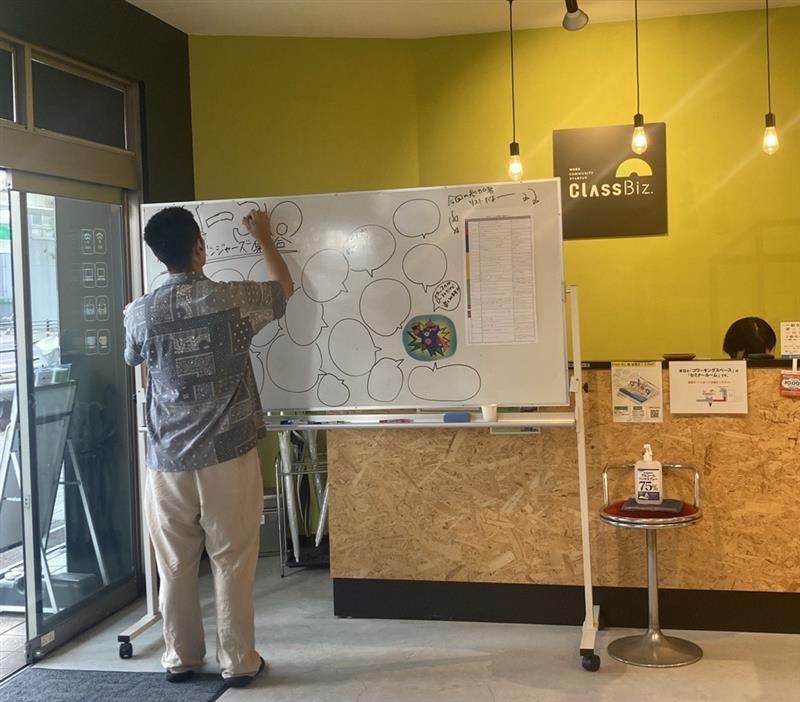 ClassBiz_2021's tweet image. まもなく開始です‼
U-30交流会！

初の年齢制限あり、しかも若い世代向け企画！
スタッフは全員「オーバー30」なのですが😅
一生懸命、手探りしながら、もがきながら企画・準備しました💦

お！早く来られた参加者の方が何やら書いてくれている😉
今日も楽しくなりそう★
飛び入り参加も大歓迎デス♪