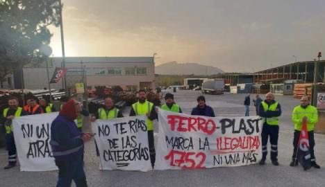 La inspección de Trabajo vuelve a actuar contra Plasticos IMA por incumplir los mínimos legales.👇🏿👇🏿
☘️ m.facebook.com/story.php?stor…                               
☘️ vm.tiktok.com/ZNdx9UmgN/

#cgtandaluciaceutaymelilla #cgtmalaga #plasticosima #ferroplast #archidona <a href="/CGTMalaga/">CGT-Málaga Ⓐ</a> <a href="/CGT_A/">CGT Andalucia</a>