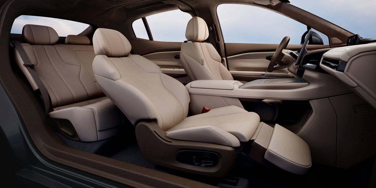 The Premium Multi-Dimensional Comfort Cabin of HYPTEC HT adopts a multi-dimensional space design. The passenger seat, featuring 6-way power adjustment, ventilation, heating, massage functions, and a 4-way electric leg rest, provides a personalized comfort space for occupants,