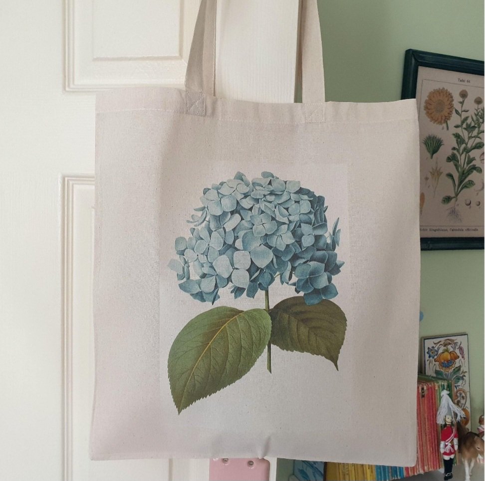 2 beautiful hydrangea totes. Celebrate the season with one of my reusable bags. Great gifts too! 
#earlybiz 
sarahbenning.etsy.com/listing/431175…