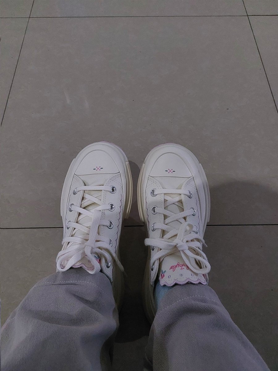 Rossaaad's tweet photo. Finally punya sepatu centhyllll https://t.co/hODBqE1e5I
