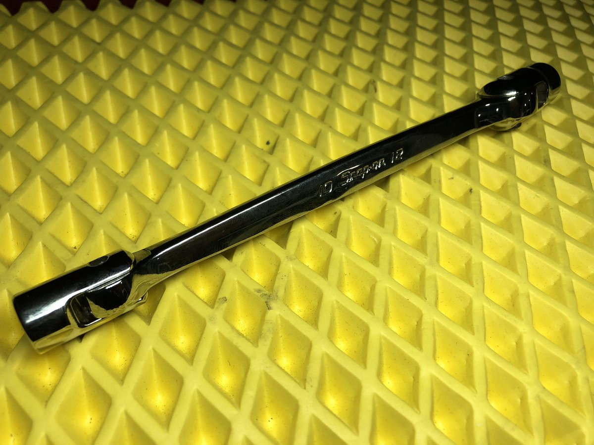 37TDMT's tweet photo. スナップオン
ダブルボックスレンチ
FHM1012B

自分がこの業界に足を踏み入れたばかりの頃、大ベテランの先輩がコレの類似品を使いこなしていたのを思い出しお得に買えるタイミングだったから購入

自分の知る限り他にはKTCしか見た事ない

電動化進むこの世の中でこいつはノスタルジックな気分になる https://t.co/aNTnRhVOjy